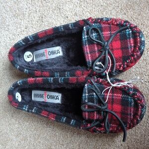 NWT Minnetonka slipper shoes